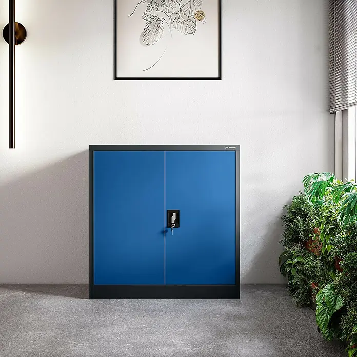 Jan Nowak Aktenschrank Beata - B x T x H: 90 x 40 x 92,5 cm, Anthrazit / Blau - Ein blauer Metallschrank mit Schlüsseln steht vor einer weißen Wand mit einem Bild und Pflanzen.