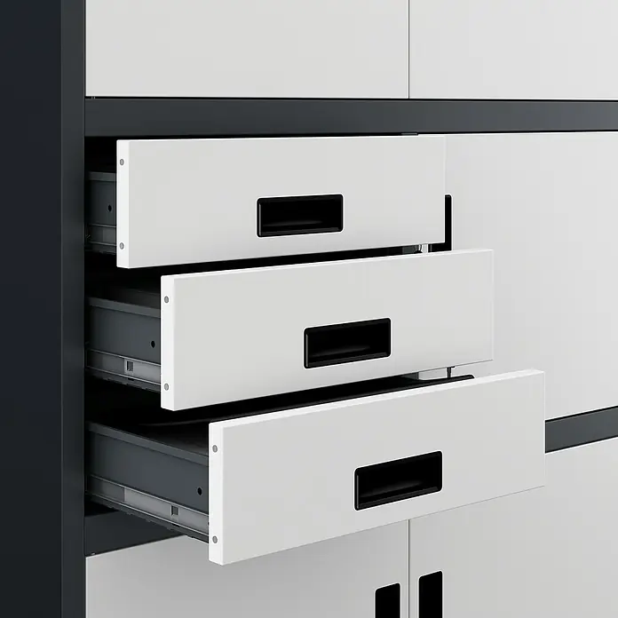 Jan Nowak Aktenschrank Filip II - B x T x H: 90 x 40 x 185 cm, Anthrazit/Weiß - Detailaufnahme eines weißen Aktenschranks mit drei offenen Schubladen und schwarzen Griffen. Büro-Ordnung leicht gemacht.