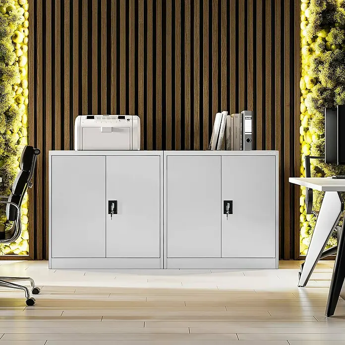 Jan Nowak Aktenschrank Beata - B x T x H: 90 x 40 x 92,5 cm, Grau - Zwei graue Büroschränke mit Büchern und Drucker darauf. Die Aktenschränke sind mit Schlössern ausgestattet.