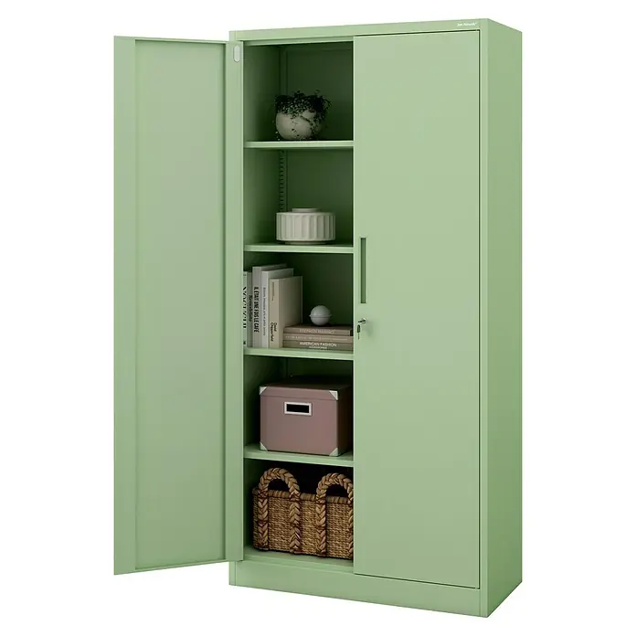 Jan Nowak Aktenschrank Jan - B x T x H: 90 x 40 x 185 cm, Pastellgrün - Grüner Aktenschrank mit offenen Türen und mehreren Regalen mit Büchern, Dekorationen und Körben gefüllt.