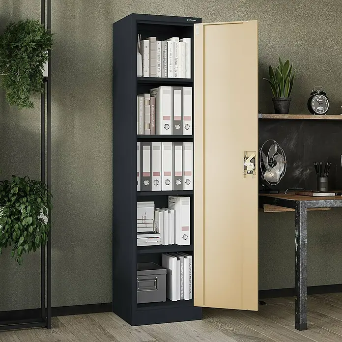 Jan Nowak Aktenschrank Alex - B x T x H: 45 x 40 x 185 cm, Anthrazit/ Nussbaum - Bücherregal in dunklem Anthrazit mit offener beiger Tür, gefüllt mit Büchern und Ordnern für stilvolle Büroaufbewahrung.