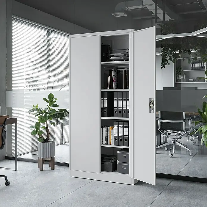 Jan Nowak Aktenschrank Jan - B x T x H: 90 x 40 x 185 cm, Grau - Ein geräumiger, weißer Aktenschrank mit offenen Türen, der Bürobedarf und Akten ordentlich aufbewahrt. Perfekt für jedes moderne Büro.