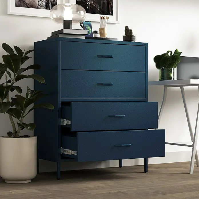 Jan Nowak Kommode Carla - L x B x H: 40 x 80 x 101,5 cm, Dunkelblau, Anzahl Schubladen: 4 Stk. - Nahaufnahme einer blauen Kommode mit vier Schubladen und Chromgriffen, neben einer Topfpflanze.