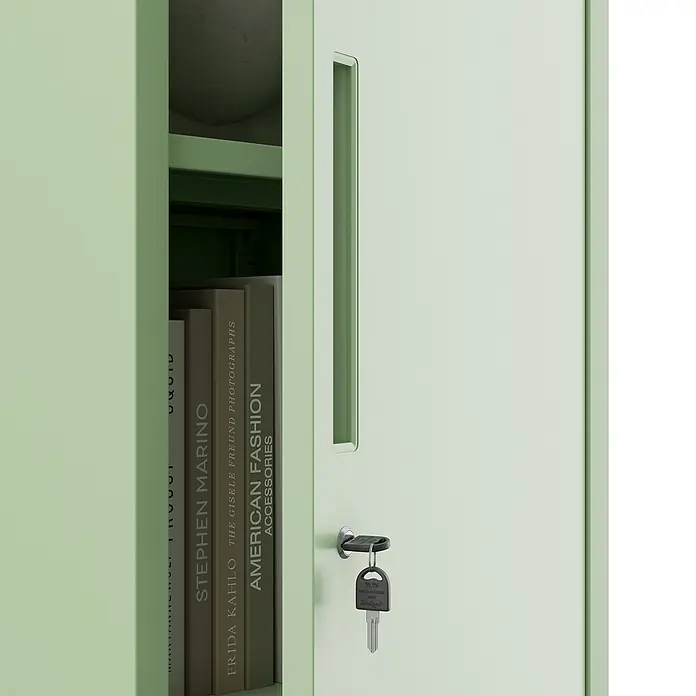 Jan Nowak Aktenschrank Alex - B x T x H: 45 x 40 x 185 cm, Pastellgrün - Nahaufnahme eines mintgrünen Metallschranks mit Büchern und einem Schlüssel im Schloss.