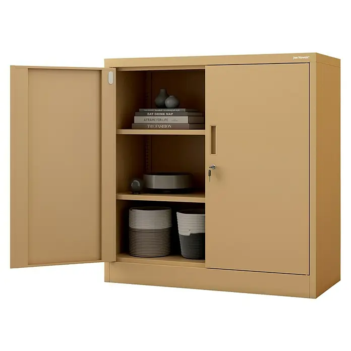 Jan Nowak Aktenschrank Beata - B x T x H: 90 x 40 x 92,5 cm, Beige - Metallschrank mit Regalen und einer offenen Tür. Der Schrank ist mit verschiedenen Dingen dekoriert und bietet Stauraum.