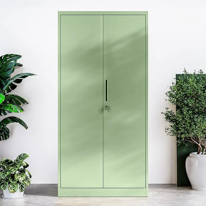 Jan Nowak Aktenschrank Jan - B x T x H: 90 x 40 x 185 cm, Pastellgrün - Ein mintgrüner Metallschrank mit zwei Türen und einem Griff, der sich perfekt für die Aufbewahrung von Büromaterial eignet.