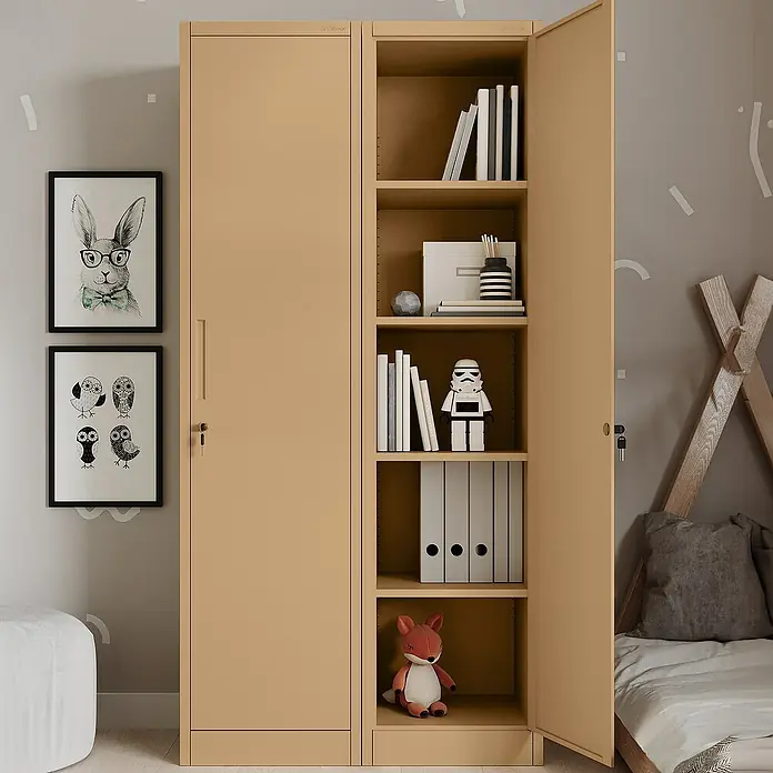 Jan Nowak Aktenschrank Alex - B x T x H: 45 x 40 x 185 cm, Beige - Ein beiger Metallschrank mit offenen Regalen, gefüllt mit Büchern, Spielzeug und Ordnern, steht in einem Kinderzimmer.