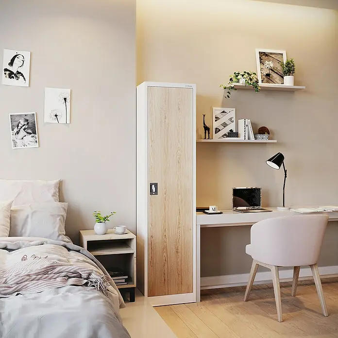Jan Nowak Aktenschrank Alex - B x T x H: 45 x 40 x 185 cm, Weiß/ Sonoma Eiche - Ein stilvolles Schlafzimmer mit einem Kleiderschrank in Holzoptik. Der Schrank bietet praktischen Stauraum und ergänzt die Einrichtung.