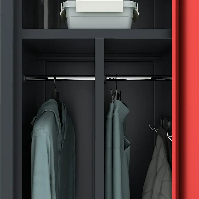 Jan Nowak Spind Kacper - H x B x T: 180 x 80 x 50 cm, Anthrazit/Rot, Anzahl Türen: 2 Stk., Anzahl Fächer: 4 Stk. - Einblick in einen Kleiderschrank mit Kleidung an Kleiderbügeln und einer Aufbewahrungsbox auf dem obersten Fach.