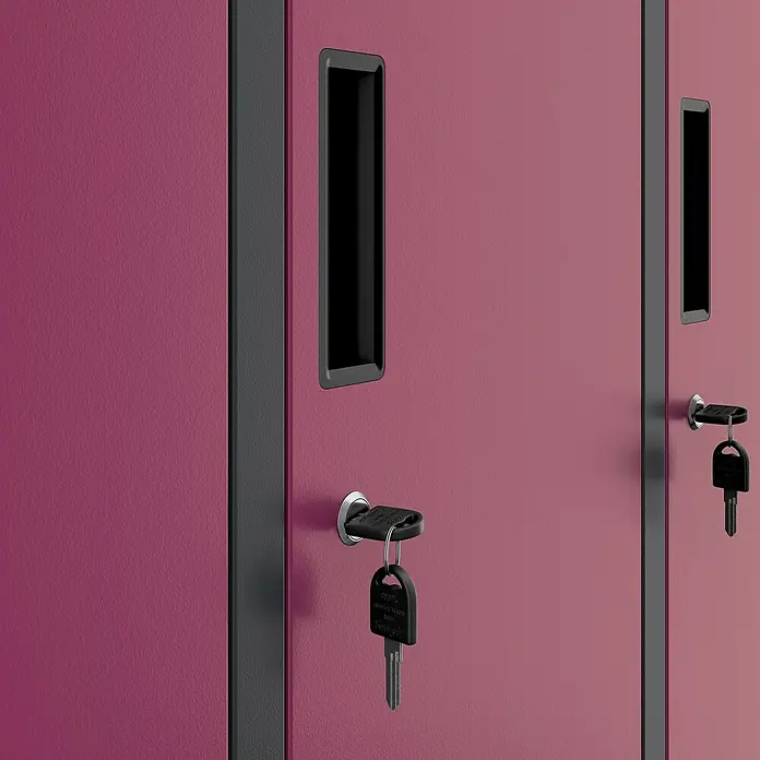 Jan Nowak Schließfachschrank Igor - H x B x T: 185 x 90 x 45 cm, Anzahl Fächer: 6 Stk., Anthrazit/Fuschie - Nahaufnahme von zwei violetten Metallschließfächern mit Griffen und Schlüsseln in den Schlössern.\n
