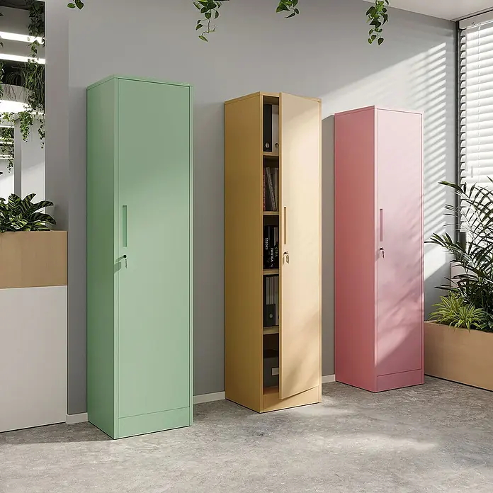 Jan Nowak Aktenschrank Alex - B x T x H: 45 x 40 x 185 cm, Pastellgrün - Drei farbige Metallschränke in Grün, Beige und Rosa stehen in einem Büro. Das beige Schrank ist geöffnet und zeigt Regale.