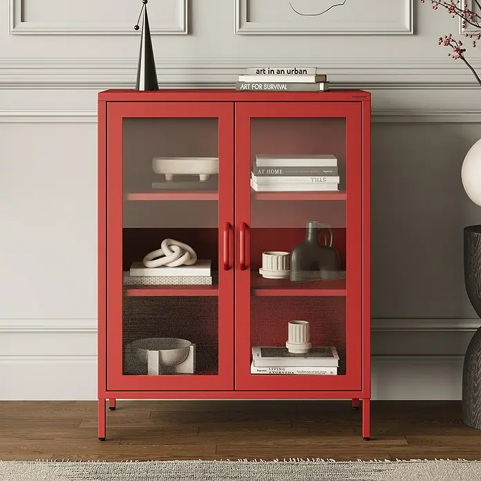 Jan Nowak Vitrine Gina - B x T x H: 80 x 40 x 101,5 cm, Rot - Roter Glasschrank mit klaren Türen und stilvoller Dekoration. Perfekt für Wohnzimmer oder Büro, bietet er sowohl Stauraum als auch Ästhetik.