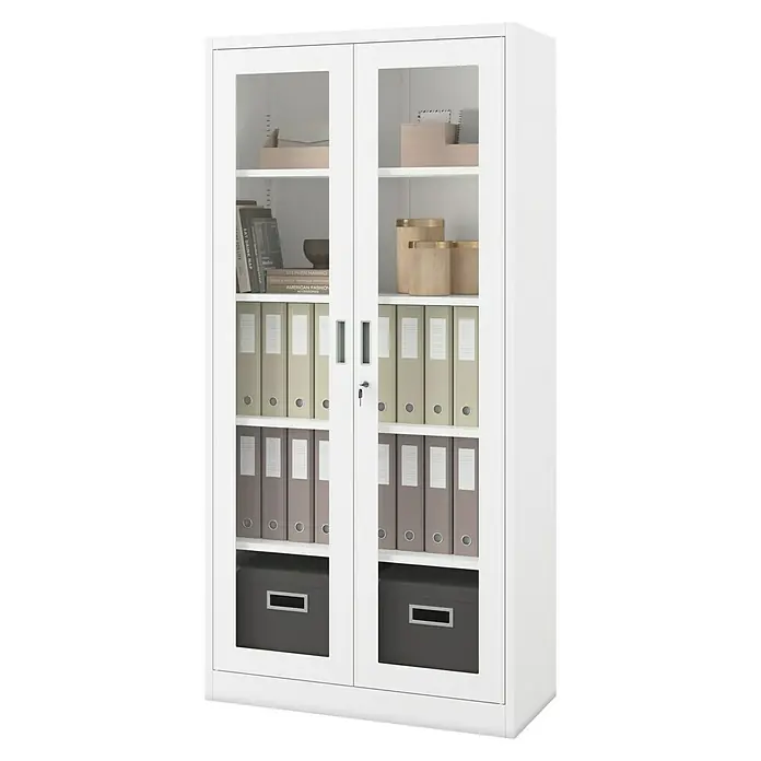 Jan Nowak Aktenschrank Amelia - B x T x H: 90 x 40 x 185 cm, Weiß - Geschlossener Büroschrank in Weiß mit Glasvitrine, gefüllt mit Aktenordnern und dekorativen Gegenständen.