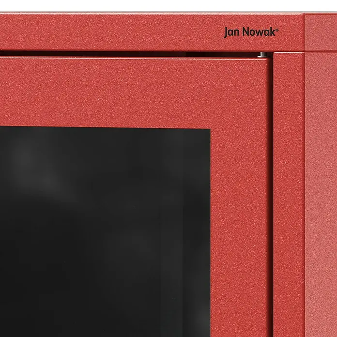 Jan Nowak Vitrine Gina - B x T x H: 80 x 40 x 101,5 cm, Rot - Nahaufnahme eines roten Jan Nowak Metallschranks mit schwarzer Tür. Robustes Design für Büro- und Werkstattaufbewahrung mit hochwertiger Verarbeitung.