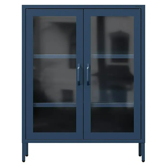 Jan Nowak Vitrine Gina - B x T x H: 80 x 40 x 101,5 cm, Dunkelblau - Detaillierte Aufnahme eines blauen Metallschranks mit Glastüren und Regalen, ideal zur stilvollen Aufbewahrung und Präsentation von Gegenständen.