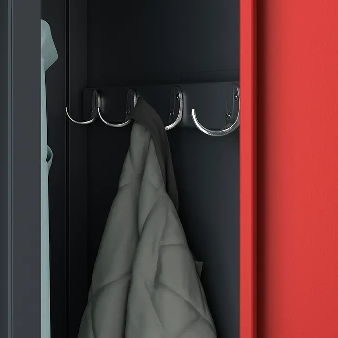 Jan Nowak Spind Kacper - H x B x T: 180 x 80 x 50 cm, Anthrazit/Rot, Anzahl Türen: 2 Stk., Anzahl Fächer: 4 Stk. - Nahaufnahme eines Schrankes mit Haken, an denen eine graue Jacke hängt. Der Schrank hat eine graue Innenseite und eine rote Außenseite.