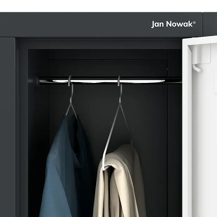 Jan Nowak Schließfachschrank Igor - H x B x T: 185 x 90 x 45 cm, Anzahl Fächer: 6 Stk., Anthrazit/Weiß - Produktansicht eines Jan Nowak Metallschranks mit Kleidung an Kleiderbügeln und integrierter Beleuchtung für den Innenraum.
