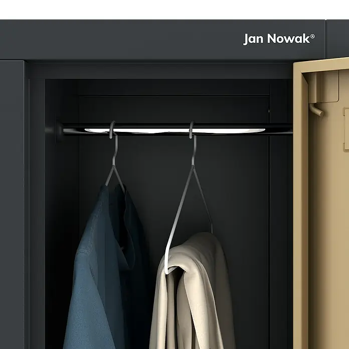 Jan Nowak Schließfachschrank Igor - H x B x T: 185 x 90 x 45 cm, Anzahl Fächer: 6 Stk., Anthrazit/Nussbaum - Innenansicht eines Jan Nowak Metallschranks mit Kleiderbügel und integrierter Beleuchtung für optimale Übersicht.