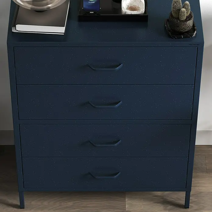Jan Nowak Kommode Carla - L x B x H: 40 x 80 x 101,5 cm, Dunkelblau, Anzahl Schubladen: 4 Stk. - Nahaufnahme einer blauen Kommode mit vier Schubladen und Metallgriffen.