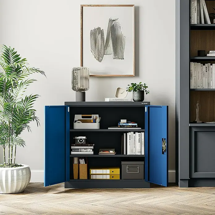 Jan Nowak Aktenschrank Beata - B x T x H: 90 x 40 x 92,5 cm, Anthrazit / Blau - Ein blauer Metallschrank mit offen stehenden Türen, gefüllt mit Büroartikeln, unter einem gerahmten Bild.