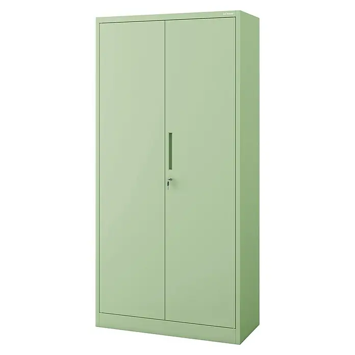 Jan Nowak Aktenschrank Jan - B x T x H: 90 x 40 x 185 cm, Pastellgrün - Ein hellgrüner Stahlschrank mit zwei Türen, einem schmalen Griff und einem Schlüssel im Schloss. Robuste Aufbewahrung für Büro oder Werkstatt.