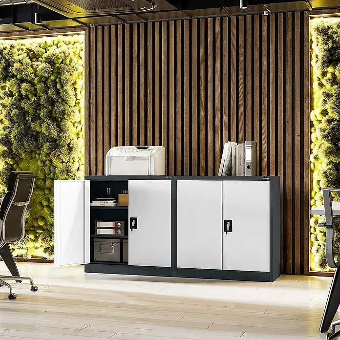 Jan Nowak Aktenschrank Beata - B x T x H: 90 x 40 x 92,5 cm, Anthrazit / Weiß - Bild eines grauen Aktenschranks mit weißen Türen in einem Büro mit Pflanzenwand und Holzvertäfelung.