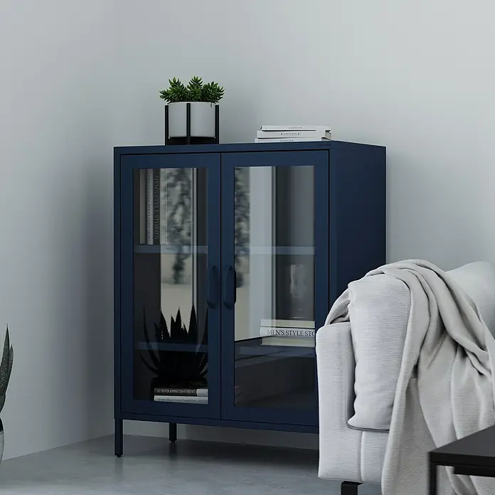 Jan Nowak Vitrine Gina - B x T x H: 80 x 40 x 101,5 cm, Dunkelblau - Blauer Glasschrank mit Büchern und Pflanzen. Das perfekte Möbelstück, um Ihr Wohnzimmer auf stilvolle Weise zu organisieren.