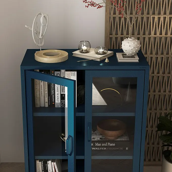 Jan Nowak Vitrine Gina - B x T x H: 80 x 40 x 101,5 cm, Dunkelblau - Blauer Schrank mit Glasböden, dekoriert mit Büchern, Kerzen und Ziergegenständen. Perfekt für stilvolle Aufbewahrung im Wohnbereich.