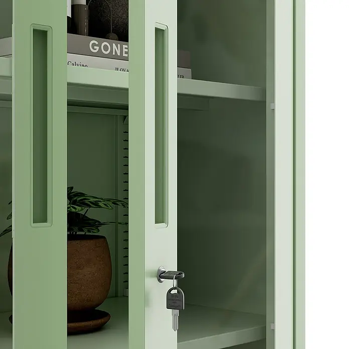Jan Nowak Aktenschrank Amelia - B x T x H: 90 x 40 x 185 cm, Grün - Nahaufnahme eines grünen Metallschranks mit offenstehender Tür, einem Topf mit Pflanze und einem Schlüssel.