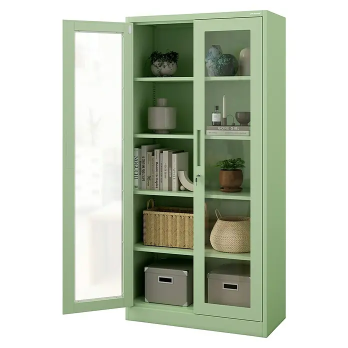 Jan Nowak Aktenschrank Amelia - B x T x H: 90 x 40 x 185 cm, Grün - Ein hellgrüner Bücherschrank mit Glasablagen, gefüllt mit dekorativen Gegenständen und Büchern, die eine elegante Aufbewahrungslösung bieten.