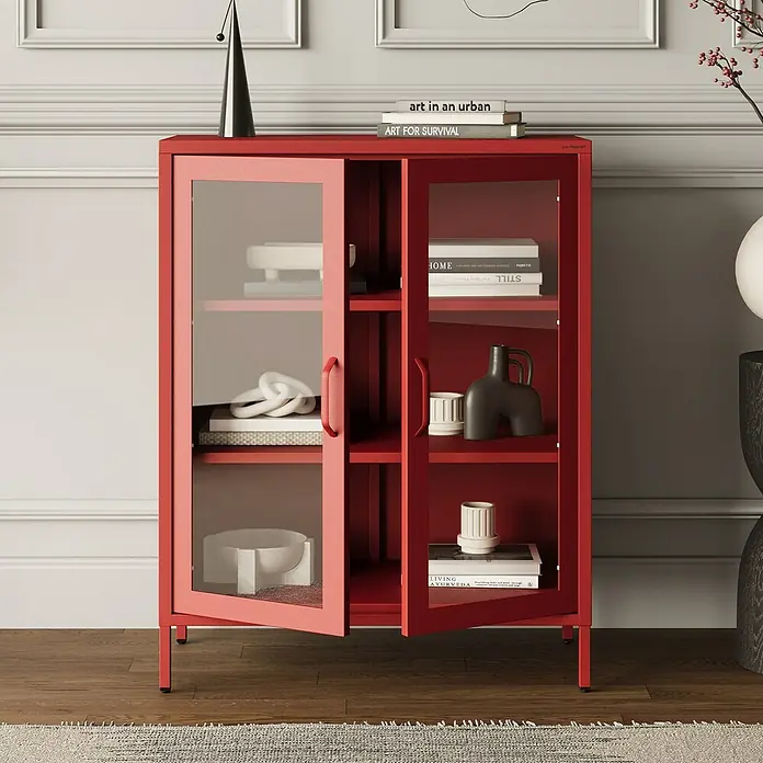 Jan Nowak Vitrine Gina - B x T x H: 80 x 40 x 101,5 cm, Rot - Ein roter Glasschrank mit Büchern und Deko-Objekten auf einem Teppich.