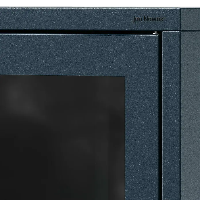 Jan Nowak Vitrine Gina - B x T x H: 80 x 40 x 101,5 cm, Dunkelblau - Detailansicht eines Jan Nowak Metallschranks in Blau. Robuste Bauweise und professionelles Design für Büro und Werkstatt.