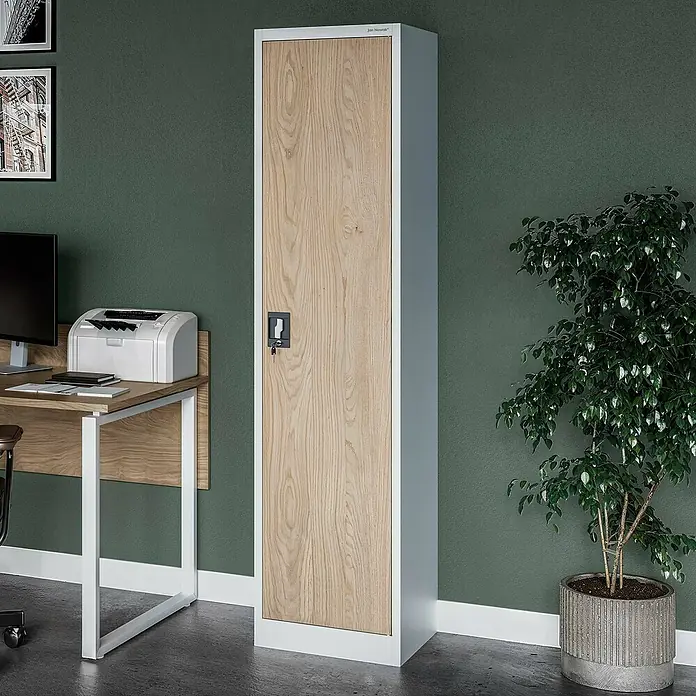 Jan Nowak Aktenschrank Alex - B x T x H: 45 x 40 x 185 cm, Weiß/ Sonoma Eiche - Ein schlanker, grauer Metallspind mit einer Tür in Holzoptik steht in einem Büro.