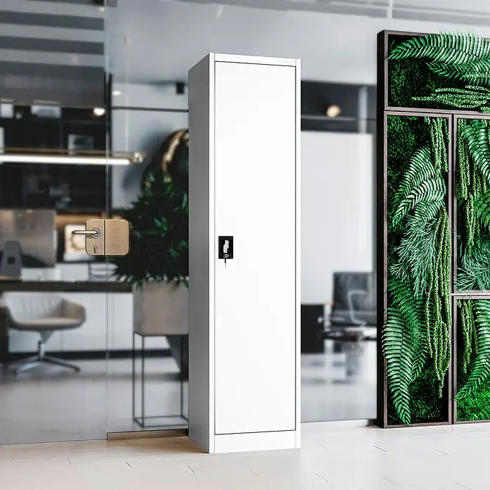 Jan Nowak Aktenschrank Alex - B x T x H: 45 x 40 x 185 cm, Weiß - Ein weißer, abschließbarer Spind aus Stahl mit Schlüsseln vor einer modernen Büroumgebung. Perfekt für die sichere Aufbewahrung persönlicher Gegenstände.