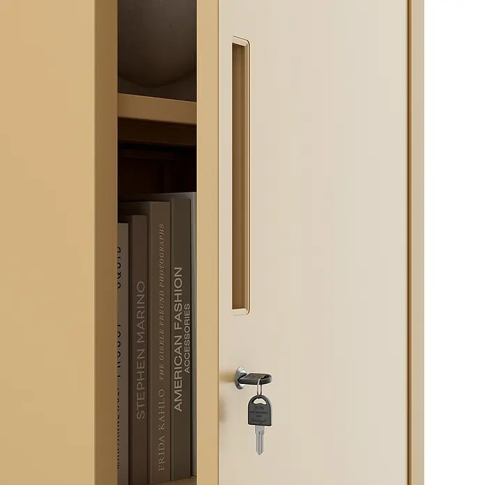 Jan Nowak Aktenschrank Alex - B x T x H: 45 x 40 x 185 cm, Beige - Nahaufnahme eines beigen Metallschranks mit Büchern, einem länglichen Griff und einem Schloss mit Schlüssel.