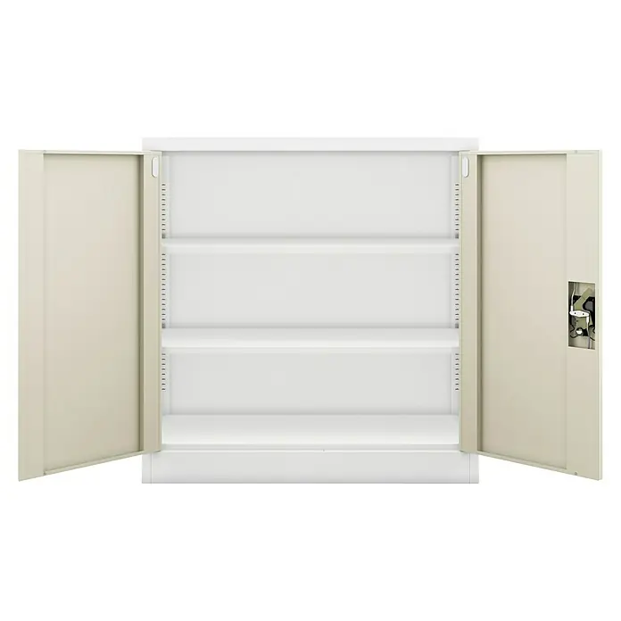 Jan Nowak Aktenschrank Beata - B x T x H: 90 x 40 x 92,5 cm, Weiß / Sonoma Eiche - Ein offener, beiger Metallschrank mit drei weißen Regalen und einer Schließe an der rechten Tür, ideal zur Aufbewahrung von Bürobedarf.