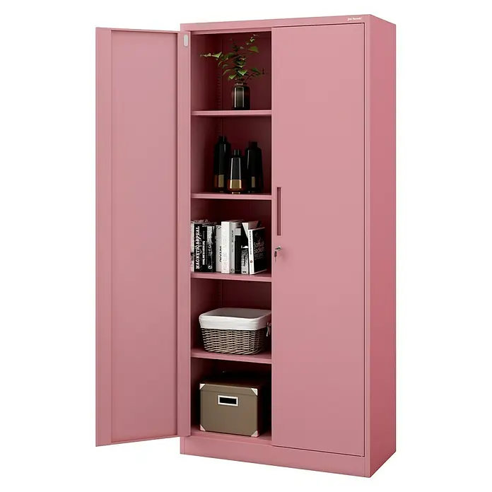 Jan Nowak Aktenschrank Jan - B x T x H: 90 x 40 x 195 cm, Rosa - Ein rosafarbener Metallschrank mit Regalen, auf denen Vasen, Bücher und Körbe stehen. Die linke Tür des Schranks ist geöffnet.