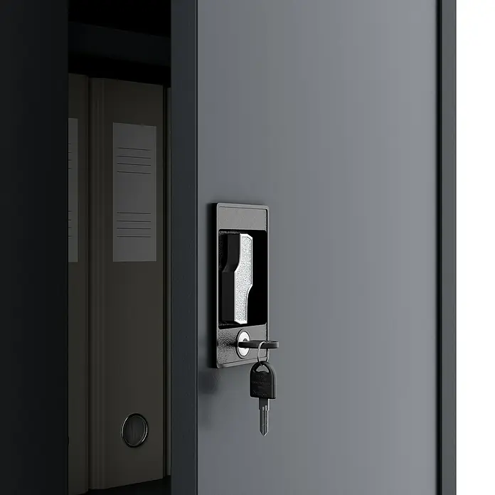 Jan Nowak Aktenschrank Jan - B x T x H: 90 x 40 x 195 cm, Anthrazit - Nahaufnahme eines grauen Aktenschranks mit einem schwarzen Griff und einem Schlüssel. Ordnung und Sicherheit im Büro.