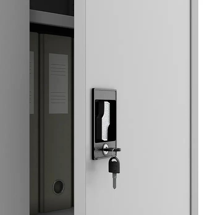 Jan Nowak Metall-Mehrzweckschrank Dawid - H x B x T: 185 x 90 x 45 cm, Grau - Detailansicht eines abschließbaren Büroschranks mit Schlüssel im Schloss, der Sicherheit und Ordnung im Büro gewährleistet.