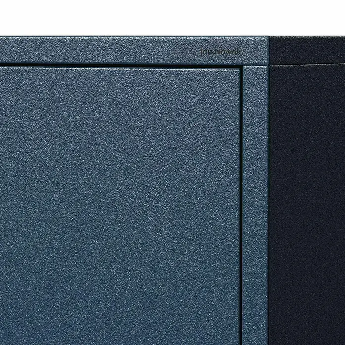 Jan Nowak Kommode Carla - L x B x H: 40 x 80 x 101,5 cm, Dunkelblau, Anzahl Schubladen: 4 Stk. - Detailaufnahme eines blauen JAN NOWAK Metallschranks mit feiner Textur und minimalistischem Design für Büro oder Werkstatt.