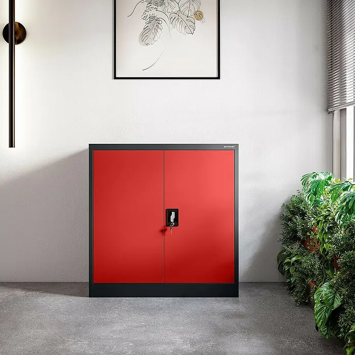 Jan Nowak Aktenschrank Beata - B x T x H: 90 x 40 x 92,5 cm, Anthrazit / Rot - Ein roter Metallschrank mit zwei Türen und einem schwarzen Griff mit Schlüssel steht vor einer weißen Wand.