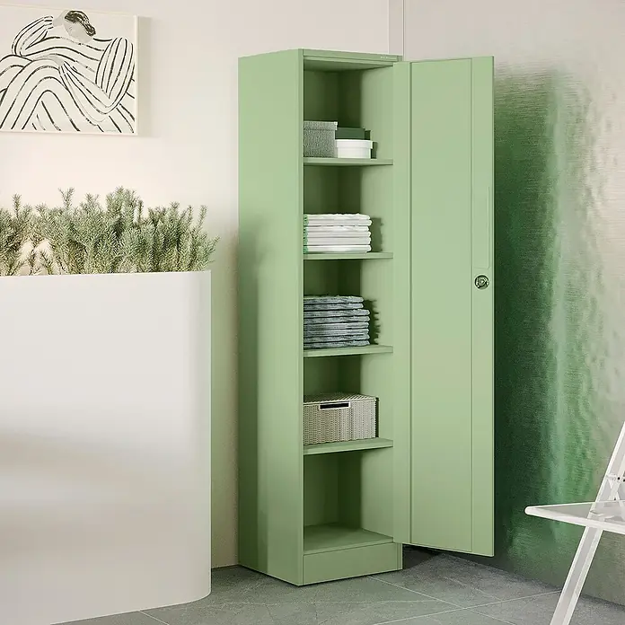 Jan Nowak Aktenschrank Alex - B x T x H: 45 x 40 x 185 cm, Pastellgrün - Das Bild zeigt einen grünen, offenen Metallschrank mit Regalen, auf denen Handtücher, Boxen und andere Gegenstände liegen.