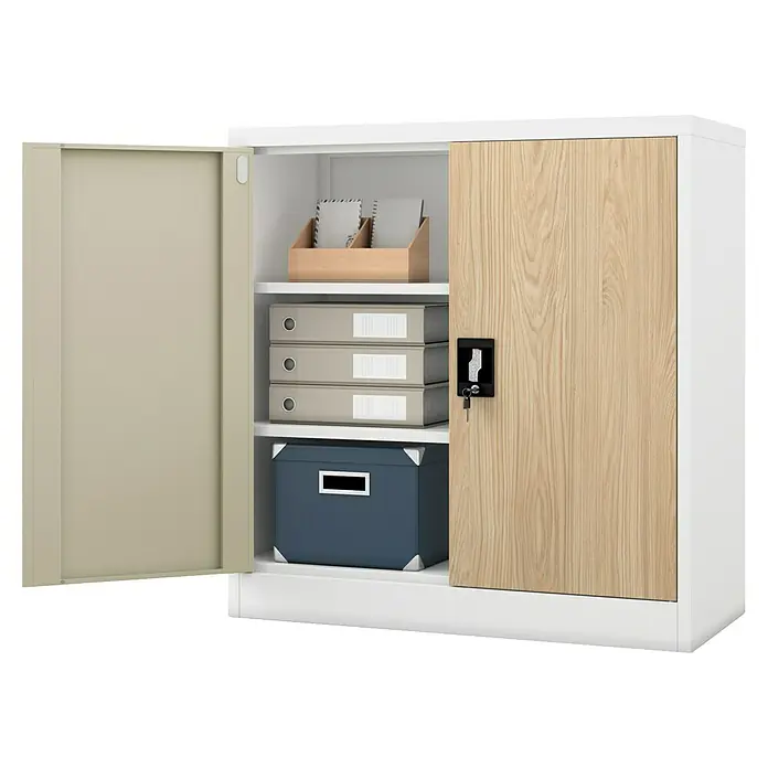 Jan Nowak Aktenschrank Beata - B x T x H: 90 x 40 x 92,5 cm, Weiß / Sonoma Eiche - Ein offener Büroschrank mit Holzdekor, gefüllt mit Ordnern und einer Box, bietet viel Stauraum für das Büro.