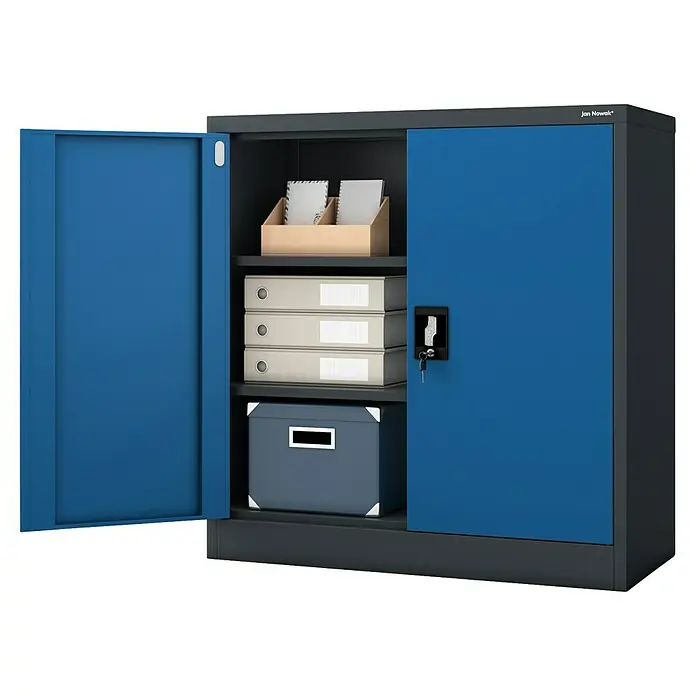 Jan Nowak Aktenschrank Beata - B x T x H: 90 x 40 x 92,5 cm, Anthrazit / Blau - Blauer Jan Nowak Büroschrank mit offenen und geschlossenen Türen, gefüllt mit Büroartikeln.