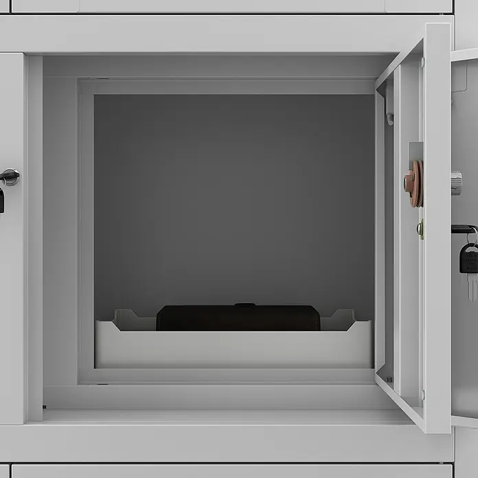 Jan Nowak Aktenschrank Filip - B x T x H: 90 x 40 x 185 cm, Grau - Grauer Metallschrank mit geöffneter Tür, enthüllt ein schwarzes Objekt in einem weißen Fach, ideal für Büro oder Schule.