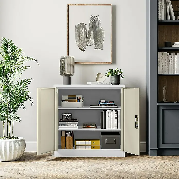 Jan Nowak Aktenschrank Beata - B x T x H: 90 x 40 x 92,5 cm, Weiß / Sonoma Eiche - Ein offener Aktenschrank mit Ablagen gefüllt mit Büroartikeln, der in einem modernen Büroraum steht.