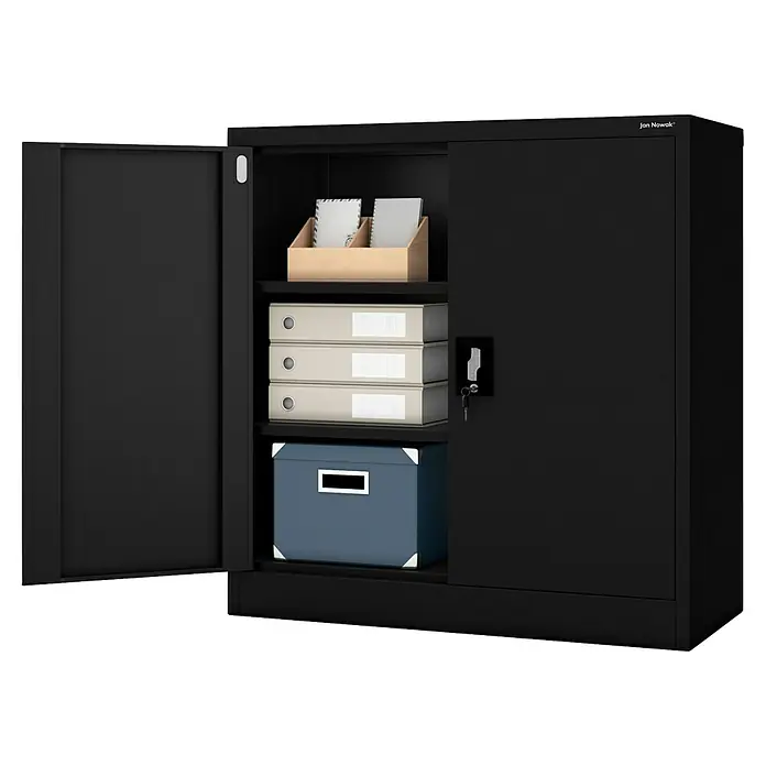 Jan Nowak Aktenschrank Beata - B x T x H: 90 x 40 x 92,5 cm, Schwarz - Hier ist ein schwarzer Büroschrank aus Stahl mit zwei Türen, einer offen und einer geschlossen, mit Gegenständen im Inneren.
