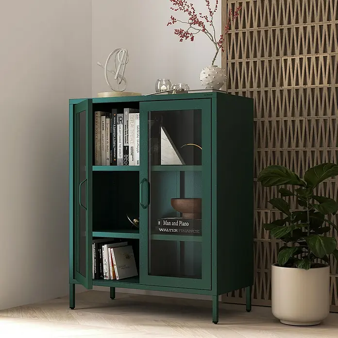 Jan Nowak Vitrine Gina - B x T x H: 80 x 40 x 101,5 cm, Flaschengrün - Ein grüner Glasschrank mit Büchern und Deko-Elementen, der eine elegante und praktische Stauraumlösung bietet.