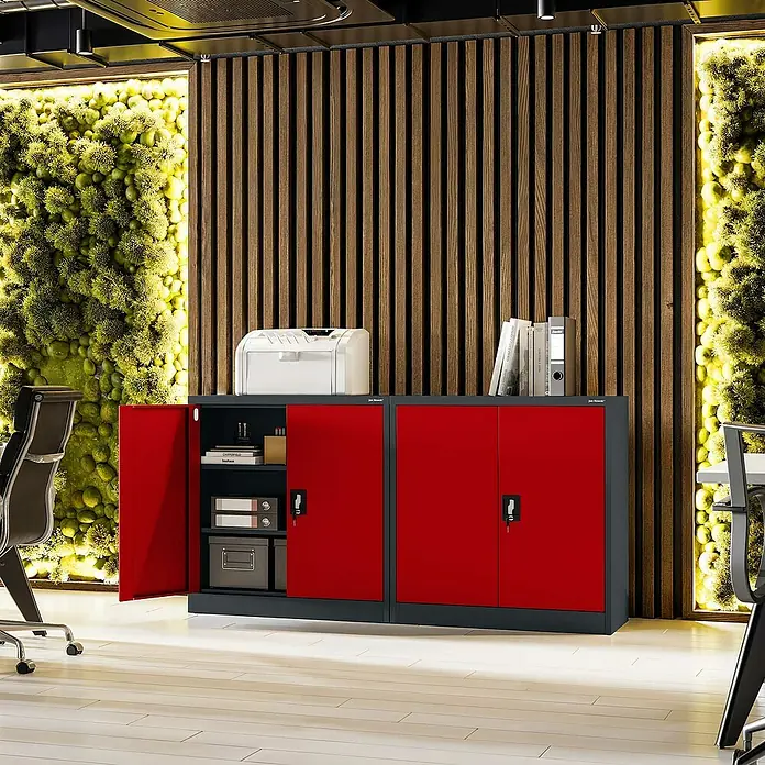 Jan Nowak Aktenschrank Beata - B x T x H: 90 x 40 x 92,5 cm, Anthrazit / Rot - Ein rot-anthrazitfarbiger Flügeltürenschrank mit geöffneten Türen präsentiert seine Fächer im modernen Büro.