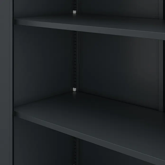 Jan Nowak Aktenschrank Jan - B x T x H: 90 x 40 x 195 cm, Anthrazit - Nahaufnahme eines dunklen Metallregals mit verstellbaren Fachböden, das robuste und anpassbare Aufbewahrungslösungen bietet.